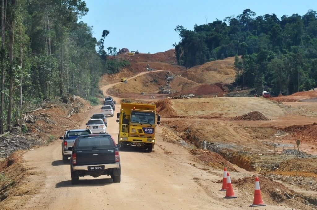 Projek Lebuh Raya Pan Borneo yang kini rancak dibangunkan.