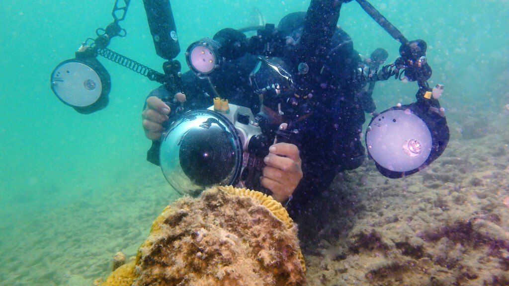 Rudy bersama kamera dan peralatan untuk fotografi bawah air.