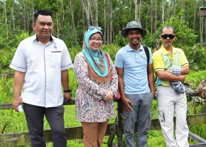 Hashim (kanan) bersama pengunjung tempatan yang teruja dapat melihat Si Bayau.