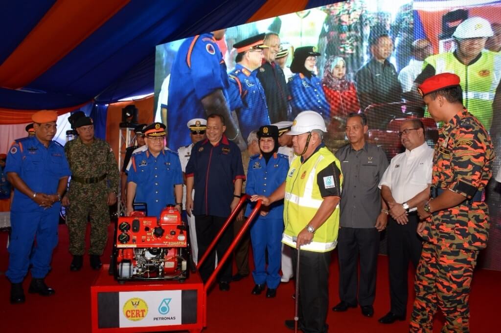 Portable Fire Pump yang disumbangkan kepada 15 pasukan CERT di Sarawak. 