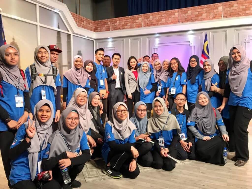 Para peserta berpeluang melihat sendiri secara dekat set studio Selamat Pagi Malaysia di Wisma TV Angkasapuri.