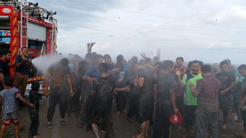Pasukan Bomba dan Penyelamat menyembur air kepada para peserta setelah tamat aktiviti sukan rakyat