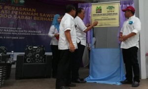 Nasrun (tiga dari kiri) menandatangai plak sebagai simbolik perasmian pusat timbang berkenaan sambil disaksikan Masiung Banah, (kanan) ADUN N47 Kuamut dan Datuk Seri Ahmad Hamzah (dua dari kiri) Pengerusi Lembaga Minyak Sawit Malaysia (MPOB). 
