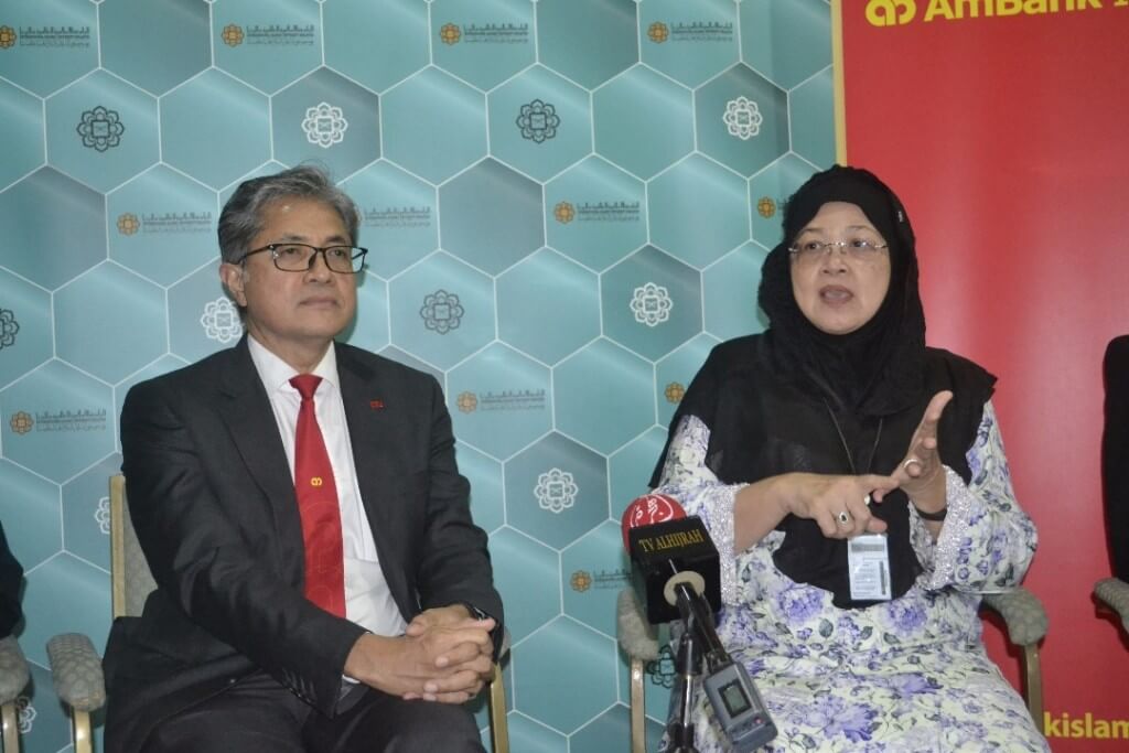 Prof. Datuk Seri Dr. Zaleha Kamarudin dan Datuk Sulaiman Mohd Tahir mengadakan sidang media selepas pelancaran Kad Kredit AmBank Islamic-UIAM di UIAM kampus Gombak, hari ini.
