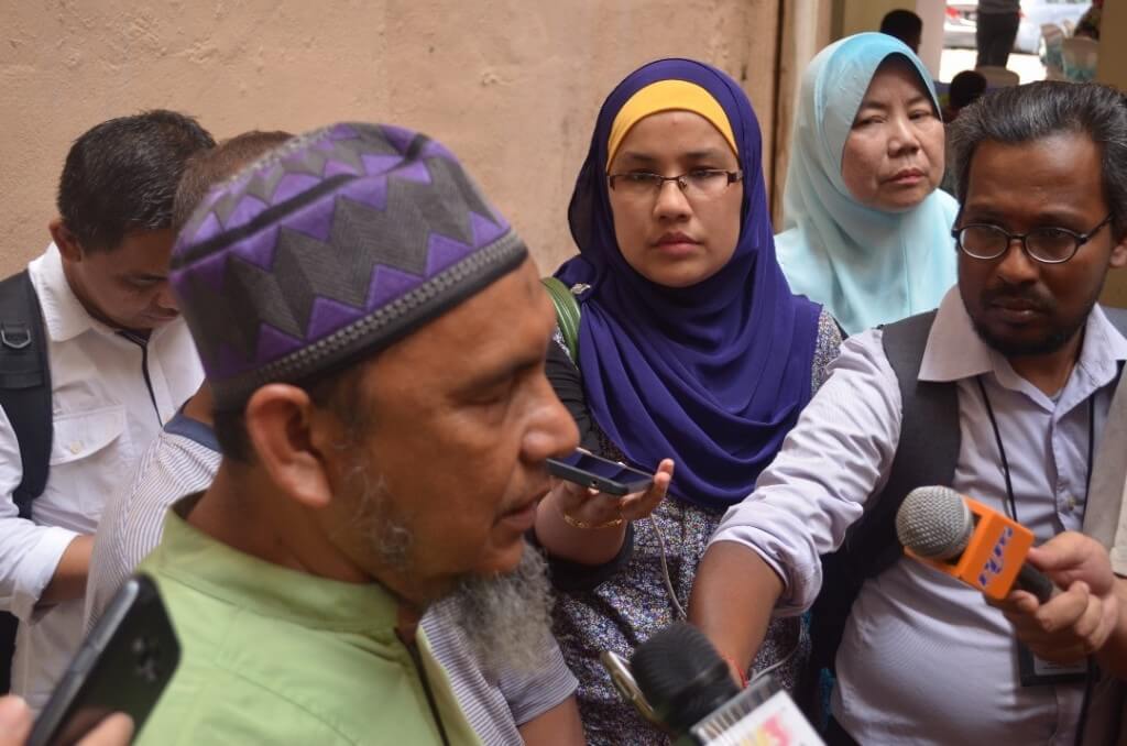 Abdul Razak Said, 50, menerima kunci PPR Lembah Subang 2