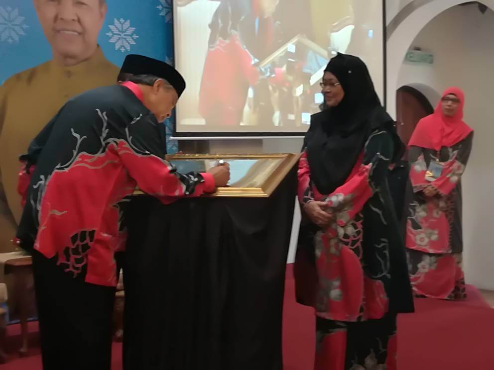 Gimik perasmian menandatangani plak oleh Datuk Seri Dr. Ahmad Zahid Hamidi
