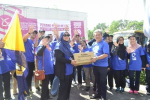  Mazliham menyerahkan kotak makanan kepada Ketua Konvoi, Prof Datuk Dr Khairanum Subari yang akan diagihkan kepada mangsa banjir di Pulau Pinang.