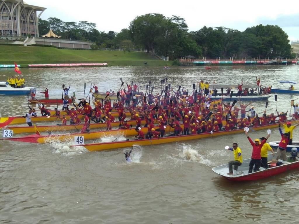 GEMBIRA: Pasukan Landas menjuarai keseluruhan acara Regatta Sarawak 2017.
