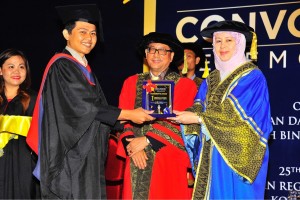 Toh Puan Norlidah Tan Sri R. M. Jasni yang juga Canselor NBUC Kota Kinabalu menyampaikan diploma kepada Jessuol (dua dari kiri).