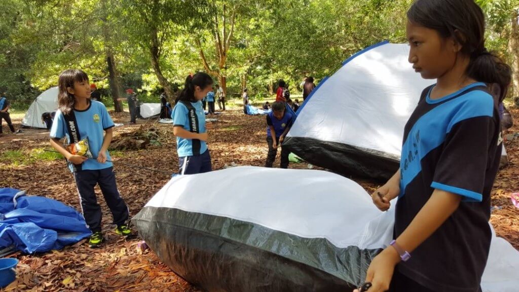Aktiviti mendirikan khemah sebagai tempat bermalam oleh peserta program.