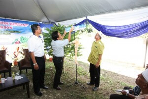 Abdul Rahman Mohd Redza menyempurnakan gimik perasmian Hari Ladang “Jom Bertani” Peringkat Daerah Port Dickson.