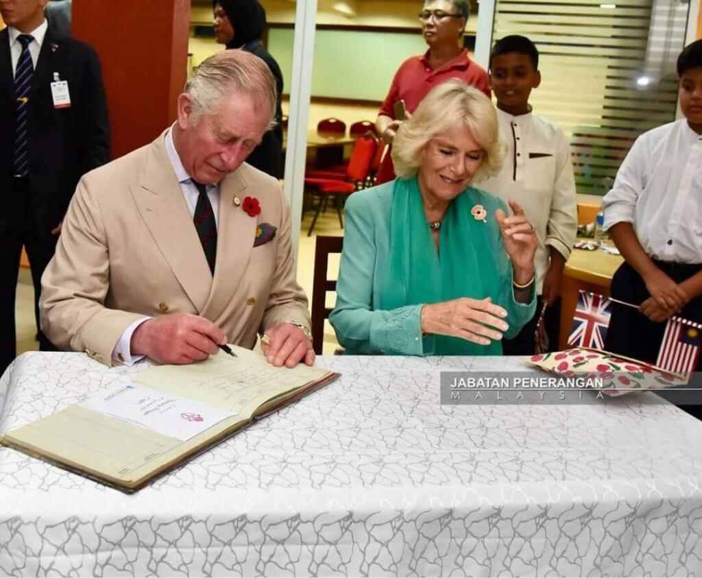 Putera Charles dan isteri baginda, Camilla menandatangani buku pelawat
