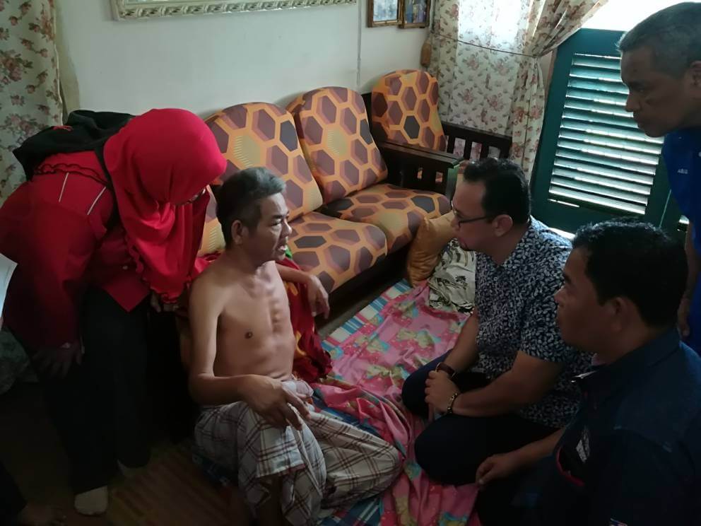 penerima bantuan yang mengalami lumpuh separuh badan, Mohd Amin Bahari, 63
