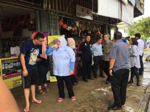 Rosnah (tengah) mendengar penjelasan salah seorang penduduk di Kampung Somboi, Kinarut  