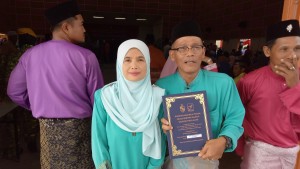 Mohd Turiman bersama isteri