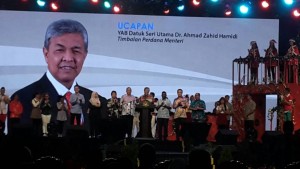 Zahid Hamidi ketika merasmikan MRTM Krismas 2017 Peringkat Kebangsaan di Dataran Memorial Pengisytiharan Kemerdekaan, Banda Hilir, di sini.