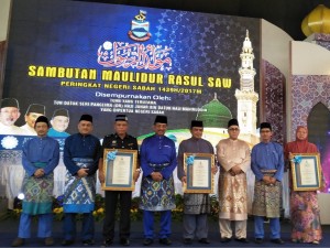 Musa (lima dari kanan) bergambar bersama penerima Anugerah Maulidur Rasul dan Anugerah Khas Maulidur Rasul 2017.