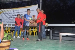 Mohd. Dahri (FT Banqku) turut menerima anugerah penjaring terbanyak kejohanan. 