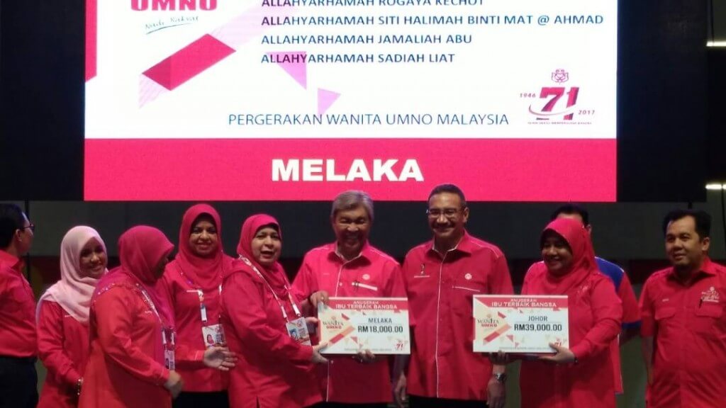 Datuk Seri Ahmad Zahid Menyampaikan Anugerah Ibu Terbaik Bangsa kepada wakil Wanita UMNO
