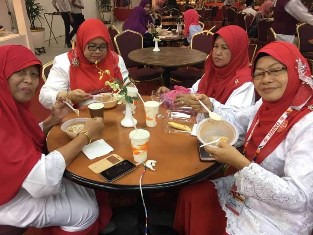 Zubidah menunjukkan hidangan laksa di Kafe Rakyat RM6