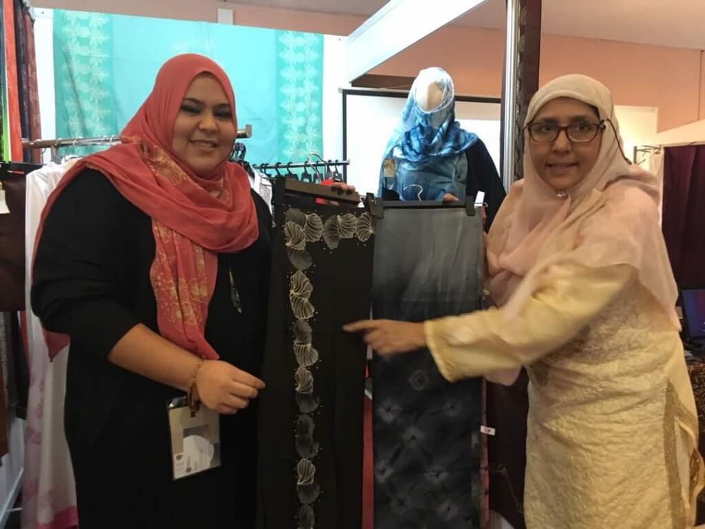 Yasmin (kanan) bersama pereka batik Aisha Hamaza (kiri) menunjukkan batik Pulau Pinang