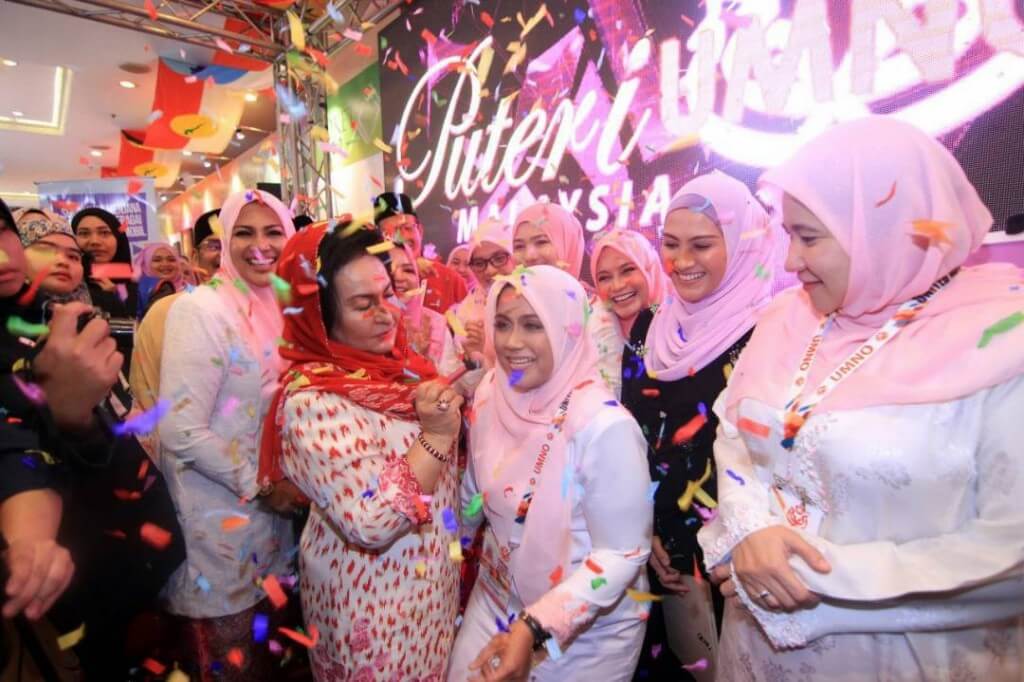 Datin Seri Rosmah Mansor 'touch up' blusher ke wajah Datuk Mas Ermieyati Samsudin di Majlis Pelancaran Spa Mobil