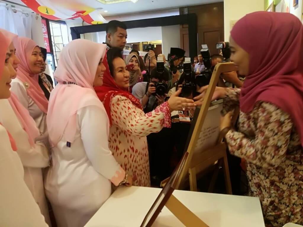 Datin Seri Rosmah Mansor melawat ke booth pameran sekitar Laman Puteri