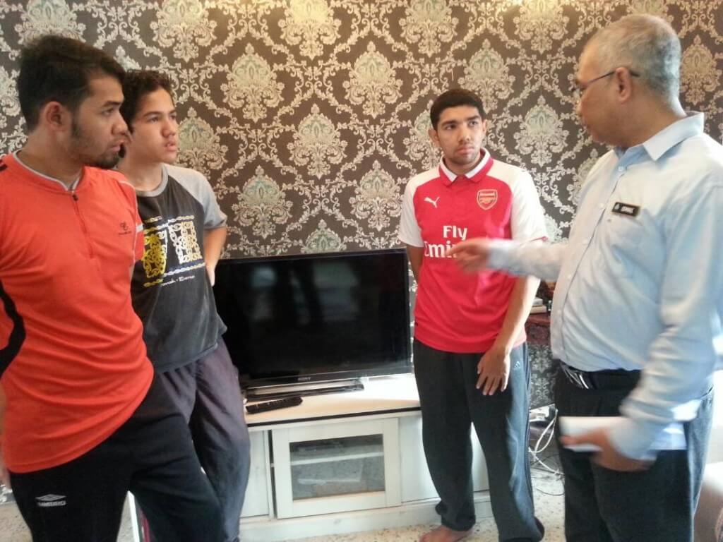Ismail (kanan) bertanyakan sesuatu kepada anak-anak Arwah Ratna ketika mengunjungi keluarga tersebut pagi tadi