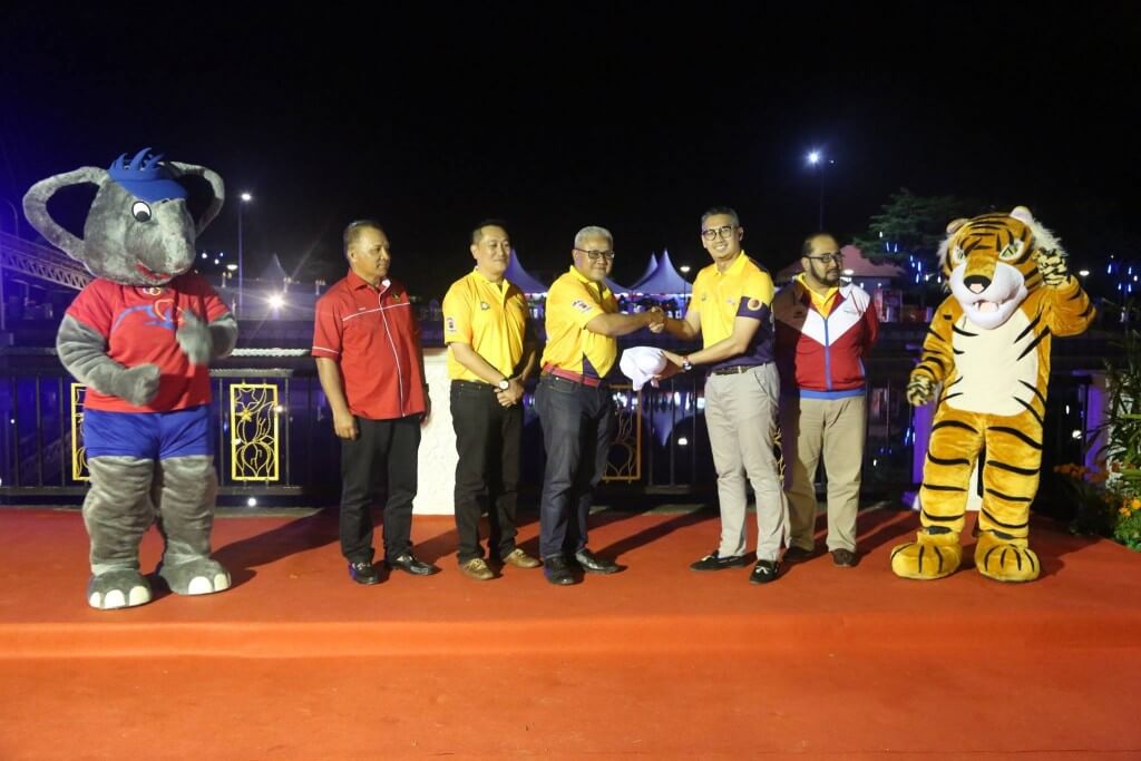 Penyerahan bendera kejohanan Sukan Johor 2017 kepada CEO SUKMA Johor.