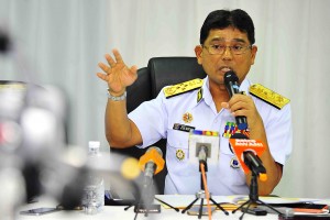 Zulkifli menjawab pertanyaan pemberita pada Sidang Media yang diadakan di Pejabat Maritim Wilayah Sabah dan Labuan