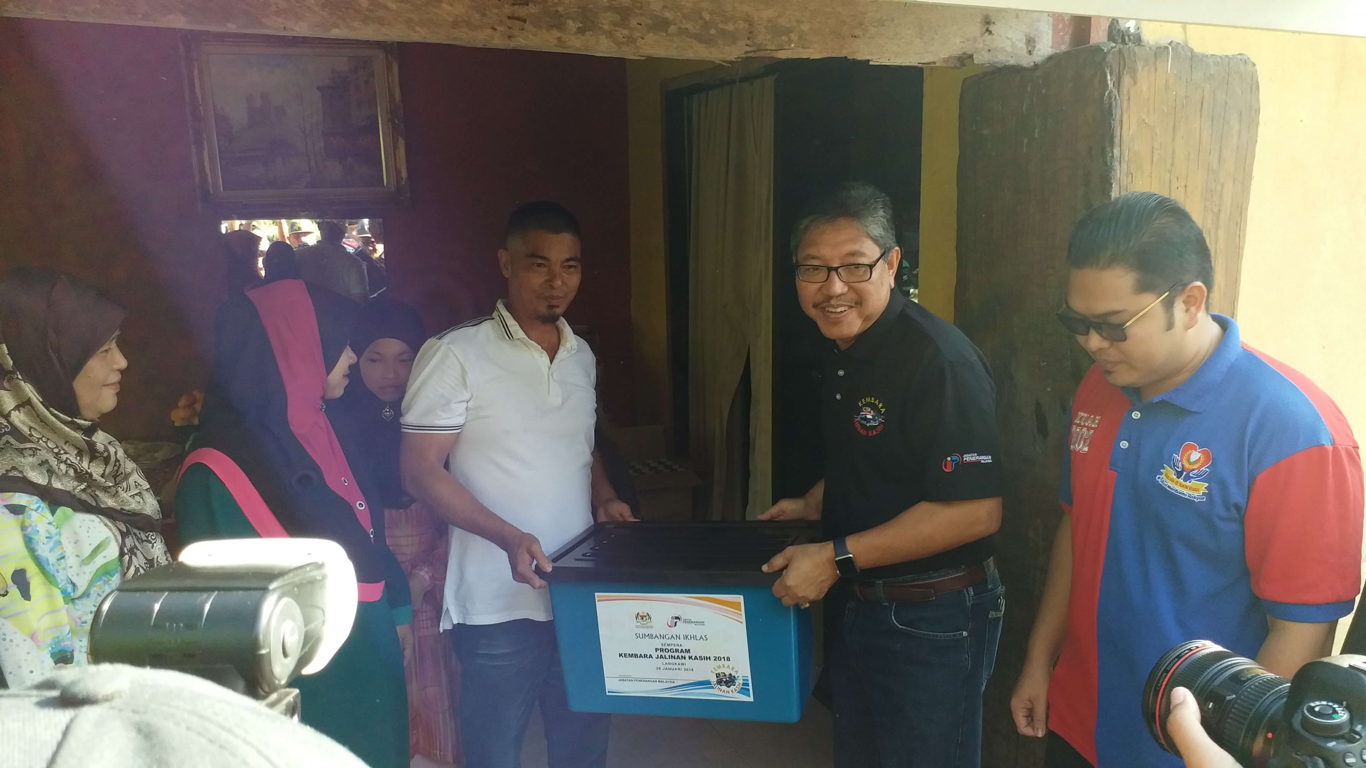 Zainol Edol menerima bantuan keperluan harian daripada Ketua Pengarah Jabatan Penerangan Malaysia