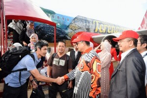 Ahmad Razif bersalaman dengan penumpang yang tiba dengan menaiki pesawat AirAsia yang berpaparan 'Beautiful Malaysia Terengganu' di Lapangan Terbang Sultan Mahmud, Kuala Nerus.