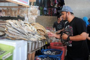 Pelanggan pasti berpuas hati dapat membeli makanan laut yang segar dan murah di Tawau.