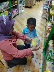 Yantie bersama anaknya Muzaffar Ariffin ketika membeli belah di pasaraya.