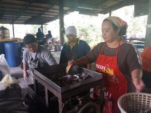 Swee Lian bersama-sama pekerjanya memproses ikan untuk dijadikan keropok di premis perniagaannya di sini.