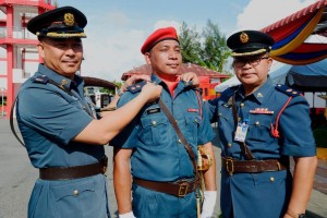 Zainal (kanan sekali) turut memakaikan lencana kenaikan pangkat salah seorang warga JBPM Labuan.