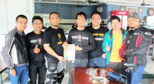 Penyerahan momento kepada Papar Bikers Club daripada Haniff (tiga dari kiri).