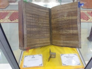 Al-Quran yang diperbuat daripada daun lontar bersama jam hasil reka cipta  Jerman Kuno.