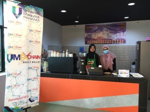 2. Petugas Kafe Orange sudah bersedia menggunakan aplikasi Dompet Mudah Alih UMPXchain