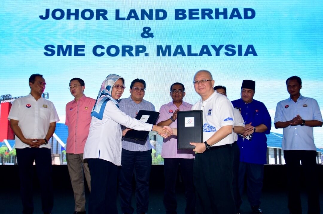 Khaled Nordin menyaksikan pertukaran Memorandum Persefahaman (MoU) antara JLand dengan SME Corporation Malaysia, Tourism Johor dan Yayasan Warisan Johor.