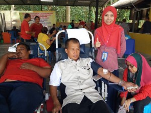 Dr. Norsyahinaz (kanan) gembira kerana sambutan yang diterima cukup menggalakkan.
