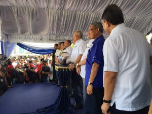Najib (tengah) ketika melancarkan majlis pecah tanah PLSB Sungai Kelantan, di sini, siang tadi.