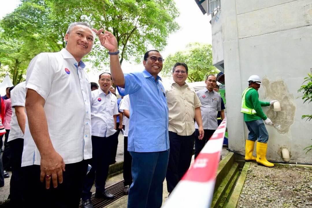 Ketua Eksekutif Kumpulan Prasarana Rakyat Johor (KPRJ), Abd. Razak Mohd Yusoff (kiri sekali) ketika mengiringi Khaled Nordin sempena lawatan beliau ke Bukit Saujana.
