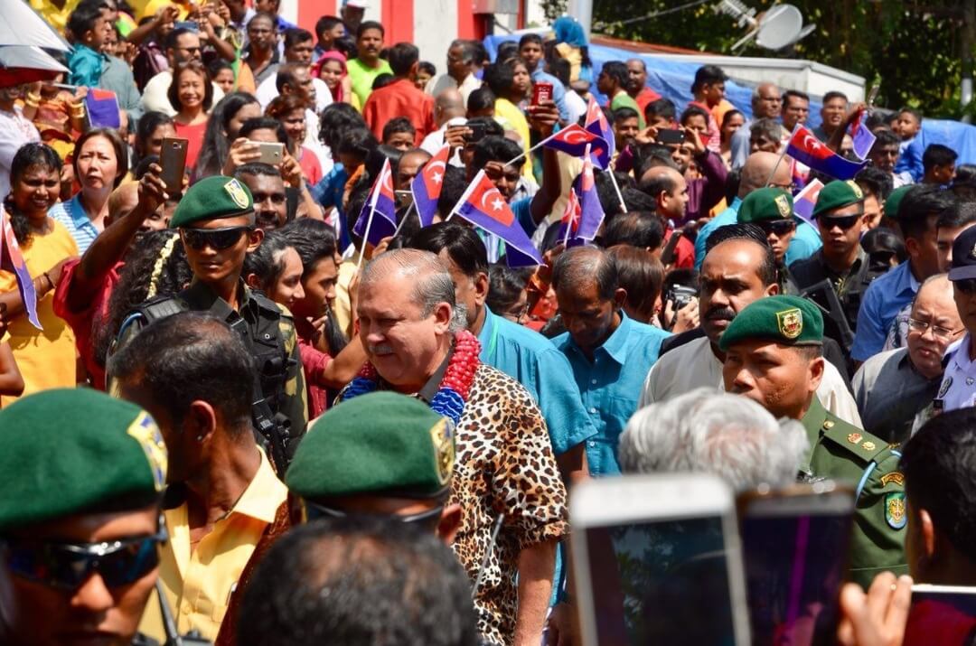 Hampir 8,000 orang sambut keberangkatan tiba Sultan Johor di Kuil Sri Subramaniar, Taman Desa Rahmat, di sini, hari ini.