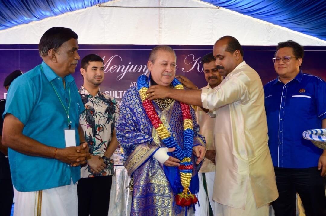 Sultan Ibrahim Iskandar menerima cenderahati yang disampaikan oleh Penegerusi Jawatankuasa Perpaduan dan Sumber Manusia negeri, R.Vidyananthan.