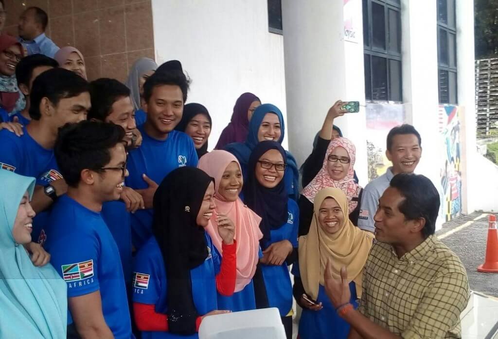 Khairy Jamaluddin beramah mesra dengan para peserta sukarelawan yang terpilih daripada 406 permohonan