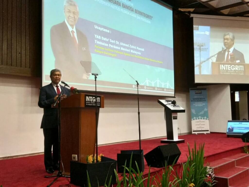 Timbalan Perdana Menteri, Datuk Seri Dr. Ahmad Zahid Hamidi ketika ucapan perasmian majlis Pelancaran Buku Nilai Integriti Pelbagai Agama Dan Modul Integriti Prasekolah (MIPs) di Institut Integriti Malaysia 