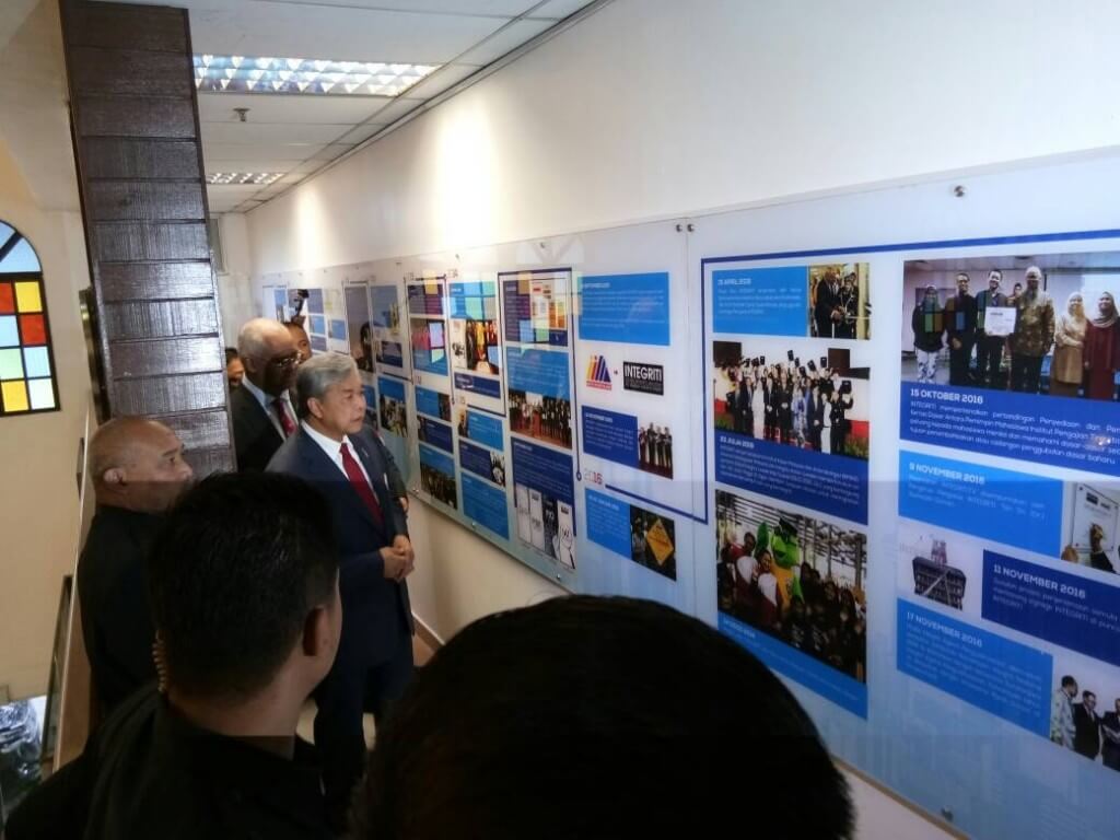 Datuk Seri Dr. Ahmad Zahid Hamidi turut melawat booth pameran yang disediakan oleh Institut Integriti Malaysia