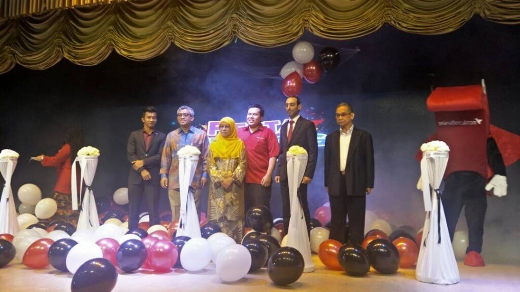 Dari kiri,  Firdaus Hashim,  mewakili Turki Airline Malaysia, Datuk Hj Zaki Mohd Said, Wan Noriah Wan Ramli, Syazwan Zaini, Ali Mahrouqi dan Datuk Muzzammil Mohamad mewakili Qatar Airways