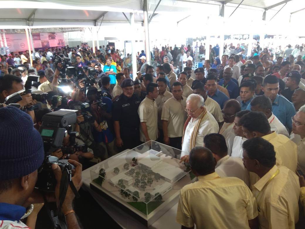 PM melihat pelan projek pembangunan dewan bagi kuil tersebut